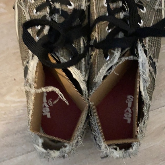 Distressed Plaid Levi’s Sneakers - Picture 9 of 14